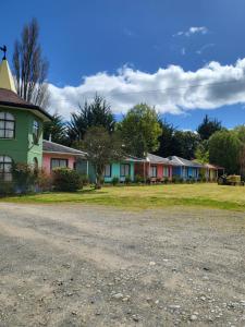 普耶韦Cabañas Jardín del Turista的街道上一排房屋,有路