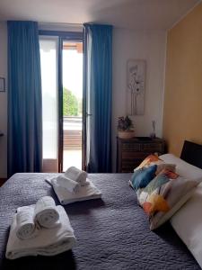 弗留利地区圣达尼埃莱Albergo ai Sapori的酒店客房,配有两张带毛巾的床