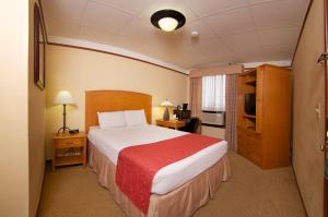 夏延历史平原酒店的酒店客房,配有一张带红色毯子的床