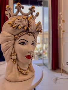 卡塔尼亚Ricci Palace Suites的头上冠的女人雕像