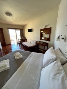 加藤-达拉特索伊奥克斯公寓式酒店的一间带白色大床的卧室和一间客厅