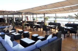 开罗مركب ريفر River Boat的一间在甲板上配有桌椅的餐厅