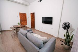 塔拉波托CASA MONA 2 - Apartamento en Tarapoto的客厅配有沙发和桌子