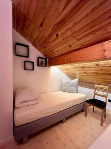 WinterspeltBlockhaus Ourtal的木天花板的客房内的一张床位