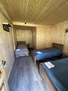 乌树故里Guesthouse Ivas的小木屋内带两张床的房间