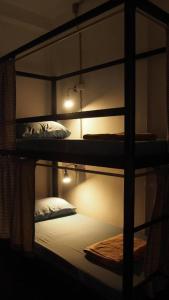 曼谷杜布敦蒙旅舍的一间卧室配有两张双层床。