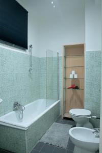 巴里GUESTHOUSE GRANDI STAZIONI _ bari centro s.l._的带浴缸、卫生间和盥洗盆的浴室