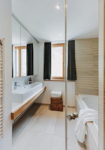 施图本阿尔贝格阿尔山洛奇酒店的带浴缸、水槽和淋浴的浴室