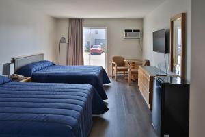 MascoucheMotel Mascouche的酒店客房设有两张床和一台平面电视。
