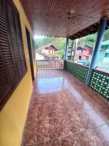 Núcleo MauáSuite Maromba的房屋的阳台铺有瓷砖地板。