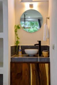 Brisas de ZicatelaMangal Suites的一间带水槽和镜子的浴室