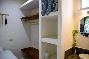 Brisas de ZicatelaMangal Suites的一间小浴室,内设水槽和楼梯