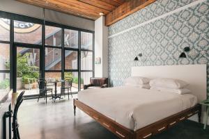 布鲁克林威思酒店的一间卧室设有一张床和一扇窗户