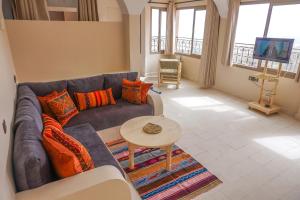 塔姆拉赫特乌兹达尔SurfAppart Morocco的客厅配有沙发和桌子