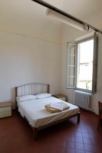 雷焦艾米利亚德拉吉亚拉学生宿舍旅馆的卧室配有白色的床和窗户