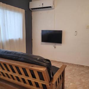 雷孔基斯塔Departamento Reconquista - Perla del Norte的带沙发和平面电视的客厅