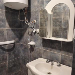 雷孔基斯塔Departamento Reconquista - Perla del Norte的一间带水槽和镜子的浴室