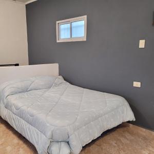 雷孔基斯塔Departamento Reconquista - Perla del Norte的卧室内的一张床位,带窗户