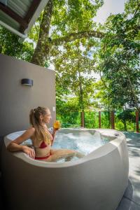 蒙泰韦尔德哥斯达黎加奇拉格兰品蒙特维多酒店的坐在浴缸里花的女人
