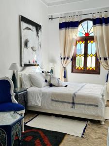 丹吉尔Riad Al-Qurtubi的一间卧室设有一张床和一个窗口
