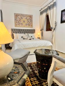 丹吉尔Riad Al-Qurtubi的酒店客房配有一张床铺和一张桌子。