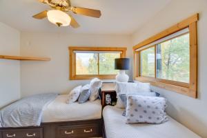 斯廷博特斯普林斯Family-Friendly Steamboat Springs Home with Hot Tub!的一间卧室设有两张床和窗户。