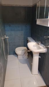 科洛尼亚-德尔萨克拉门托Posada the secret的一间带卫生间和水槽的浴室