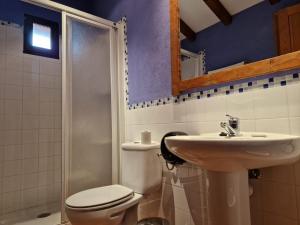 奥罗佩萨Hostal La Plata的一间带卫生间和水槽的浴室