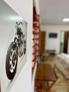 弗雷谢拉斯Pousada São Pedro的挂在墙上的摩托车照片