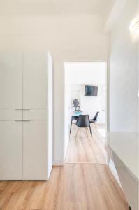 卢森堡Home Sweet Home - Design & Zen的白色的客房配有桌子和椅子