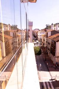 里瓦德塞利亚Apartamento - Riba De Sella的从玻璃建筑中欣赏到城市街道的景色