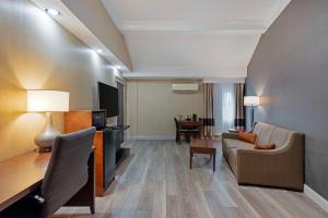 班戈班戈康福特茵酒店的客厅配有沙发和桌子