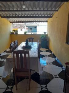 塞古罗港Casa Jardim的一间铺有瓷砖地板并配有桌椅的用餐室