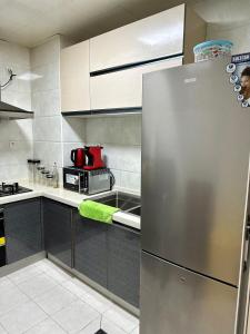 布拉柴维尔SYN - Mpila的厨房配有不锈钢冰箱