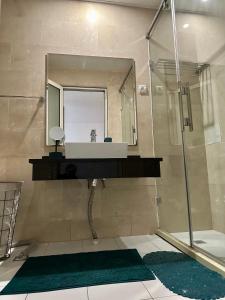 布拉柴维尔SYN - Mpila的一间带水槽和镜子的浴室