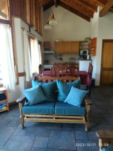 拉安戈斯图拉镇ABROJITOS的客厅设有蓝色沙发,配有厨房