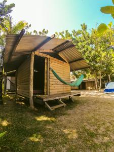 帕拉蒂Camping Atobá Praia do Sono的房屋前方设有吊床