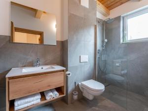 穆劳附近圣洛伦岑Bergzicht的浴室配有卫生间水槽和淋浴。
