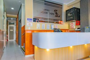 莫克瓜Hotel San Lorenzo的一间设有白色台面的快餐店