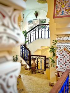 丹吉尔Riad Al-Qurtubi的房屋内带螺旋楼梯的走廊