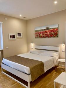 特雷维索Maison Altinia的一间卧室配有一张壁画床