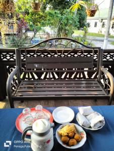 甲抛峇底Homestay Teratak Kayu kota Aur的餐桌,餐桌上放着盘子