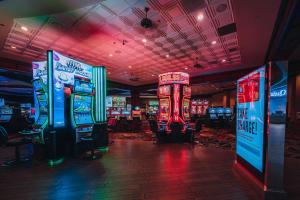 拉斯维加斯Boulder Station Hotel & Casino的一间赌场,里面装有几台老虎机
