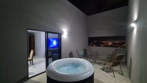 马塞约Cobertura Panorâmica 20º andar - com Hidro-Spa aquecido的带浴缸的浴室以及电视。