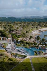卡胡库海龟湾度假酒店的享有海滩度假村的空中景致
