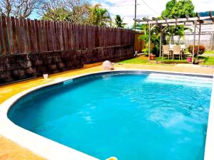 帕皮提TAHITI - Lihei Pool House的后院的一个大型蓝色游泳池