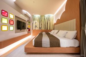 小琉球岛極の宿 eXtreme的卧室配有一张大床,墙上挂有绘画作品