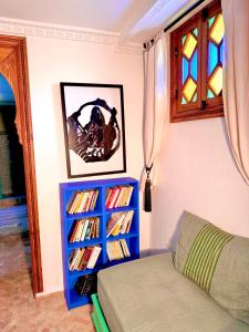 丹吉尔Hostel Al-Qurtubi的一间卧室设有蓝色书架和书籍