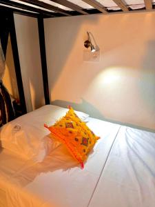 丹吉尔Hostel Al-Qurtubi的床上的黄色枕头