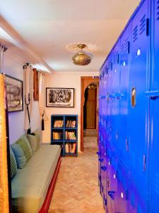丹吉尔Hostel Al-Qurtubi的一间蓝色储物柜和书架的房间
